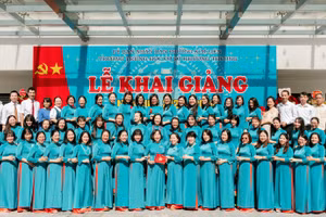 Tập thể sư phạm Trường THCS Khương Thượng (Kim Liên, Hà Nội) trong ngày khai giảng năm học mới.