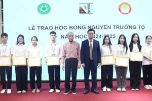 TS Nguyễn Công Tiệp và ông Phạm Huy Hoàn - Nguyên Tổng Biên tập Báo Điện tử Dân trí, Phó Chủ tịch Hội đồng quản lý Quỹ Khuyến học Việt Nam trao học bổng Nguyễn Trường Tộ cho sinh viên. 