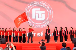 Nghi lễ trao cờ truyền thống giữa đại diện Thủ khoa tốt nghiệp, sinh viên tiêu biểu toàn khoá K60 tới Thủ khoa đầu vào Khoá 64.