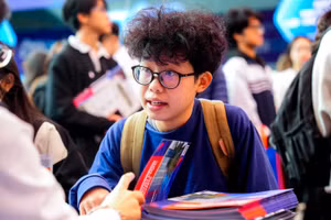 Thí sinh tìm hiểu tìm hiểu các ngành đào tạo tại Trường ĐH Thăng Long. Ảnh: NTCC.