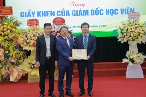 Giám đốc Học viện Y - Dược học cổ truyền Việt Nam tặng Giấy khen cho cán bộ, giảng viên.