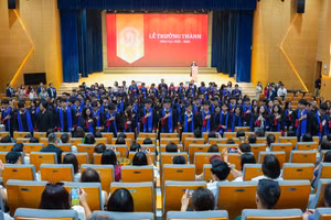 Lễ trưởng thành của học sinh lớp 12 của Trường Ngôi Sao Hoàng Mai (Hà Nội).