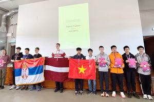 Khoảnh khắc hai đại diện Việt Nam nhận Huy chương Vàng tại Lễ trao giải NBPhO 2026.