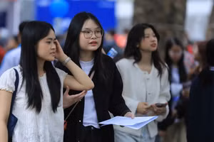 Học sinh tham dự Ngày hội tư vấn tuyển sinh, hướng nghiệp năm 2026. Ảnh: Nam Trần.