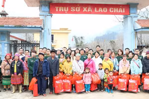 Học viện Kỹ thuật quân sự tặng quà Tết cho học sinh và người dân huyện Vị Xuyên, Hà Giang.