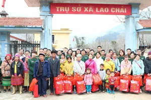 Học viện Kỹ thuật quân sự tặng quà Tết cho học sinh và người dân huyện Vị Xuyên, Hà Giang.