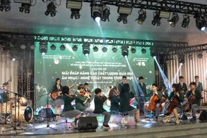 Học sinh của Hệ thống Trường Nguyễn Bỉnh Khiêm tự tin trình diễn nghệ thuật - tối 5/12.