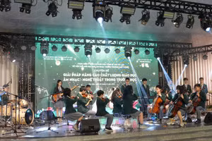 Học sinh của Hệ thống Trường Nguyễn Bỉnh Khiêm tự tin trình diễn nghệ thuật - tối 5/12.