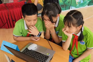 Học sinh trường Tiểu học Hữu Nghị (Hoà Bình) thích thú khi được học tập với sự hỗ trợ của công nghệ. Ảnh: NTCC.