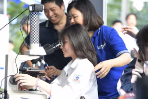 Học sinh tham gia một hoạt động thực hành tại Ngày hội tuyển sinh khối các ngành Khoa học và Công nghệ. Ảnh: Dương Triều.