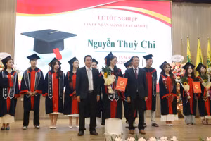 GS.TS Nguyễn Công Nghiệp – Phó Hiệu trưởng thường trực Trường ĐH Kinh doanh và Công nghệ Hà Nội trao bằng tốt nghiệp cho các tân cử nhân.