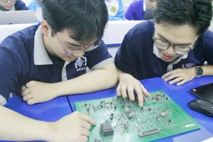 Giờ học thực hành của sinh viên Trường ĐH Giao thông vận tải.