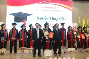 GS.TS Nguyễn Công Nghiệp – Phó Hiệu trưởng thường trực Trường ĐH Kinh doanh và Công nghệ Hà Nội trao bằng tốt nghiệp cho các tân cử nhân.