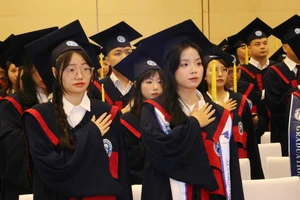 Các tân cử nhân, kỹ sư thực hiện nghi thức tuyên thệ trong ngày nhận bằng tốt nghiệp.