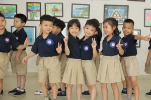 Nét ngộ nghĩnh của học sinh lớp 1 Trường Quốc tế Nhật Bản trong ngày khai giảng.