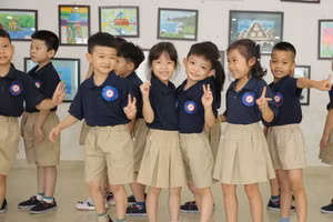 Nét ngộ nghĩnh của học sinh lớp 1 Trường Quốc tế Nhật Bản trong ngày khai giảng.