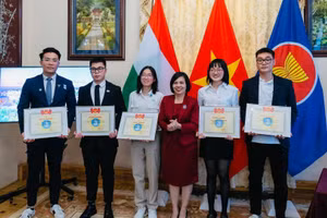 Lưu Hải Nam và các du học sinh được nhận Bằng khen của Hội Sinh viên Việt Nam.