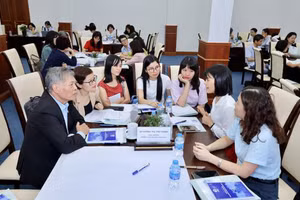 Các đại biểu thảo luận tại hội thảo.