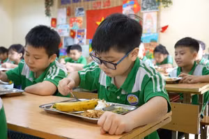 Học sinh tại Trường tiểu học Thanh Liệt, Hà Nội thưởng thức bữa trưa theo thực đơn. Ảnh: INT