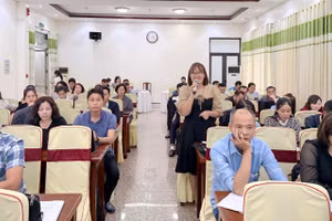 Hơn 100 cán bộ quản lý và giáo viên phổ thông trên địa bàn tham dự khóa tập huấn.