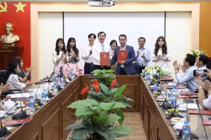 Lãnh đạo Học viện Quản lý giáo dục ký kết biên bản ghi nhớ hợp tác với Trường THPT Đoàn Kết - Hai Bà Trưng (Hà Nội).