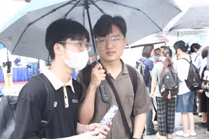 Sinh viên hào hứng ‘đội mưa’ săn cơ hội tại Ngày hội việc làm