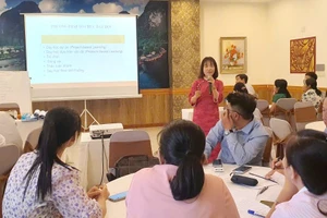 Chuyên gia hướng dẫn giáo viên về các phương pháp dạy học thúc đẩy tư duy phát triển.