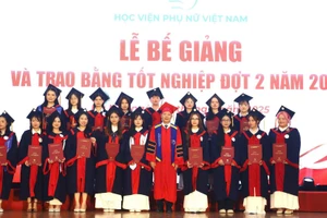 PGS.TS Trần Quang Tiến – Giám đốc Học viện Phụ nữ Việt Nam trao bằng tốt nghiệp cho tân cử nhân, thạc sĩ.