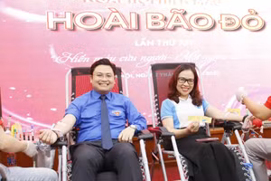 PGS.TS Nguyễn Thị Nhung và ThS Thiều Cẩm Sơn trực tiếp tham gia hiến máu nhân đạo.