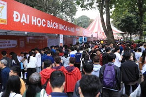 Đông đảo thí sinh và phụ huynh tham dự Ngày hội tư vấn tuyển sinh hướng nghiệp 2026.