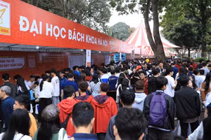 Đông đảo thí sinh và phụ huynh tham dự Ngày hội tư vấn tuyển sinh hướng nghiệp 2026.