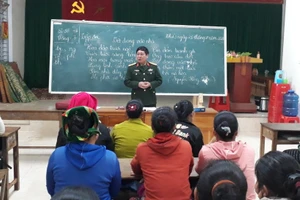 Thượng tá Nguyễn Như Hồng trong giờ lên lớp.