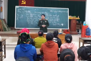 Thượng tá Nguyễn Như Hồng trong giờ lên lớp.