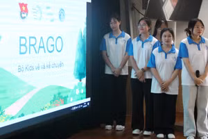 Các thành viên trong đội dự án "Bộ Kids vẽ và kể chuyện" thuyết trình trước Ban giám khảo.