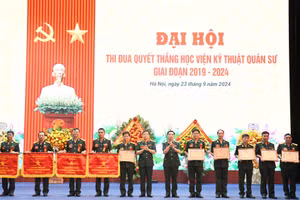 Các tập thể, cá nhân được khen thưởng tại Đại hội thi đua quyết thắng.