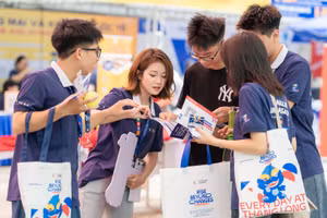 Thí sinh tìm hiểu chương trình liên kết quốc tế của Trường Đại học Thăng Long.