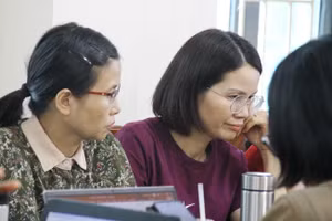 Giáo viên chăm chú thực hành thiết kế bài giảng dưới sự trợ giúp của AI và hướng dẫn của PGS.TS Nguyễn Kim Chung.