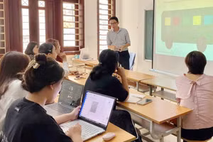 Ông Phạm Đức Tâm - Viện trưởng viện nghiên cứu ứng dụng STEM và Đào tạo nhân lực IASTEM trong một buổi tập huấn giáo viên dạy học Toán ứng dụng trong trường phổ thông.