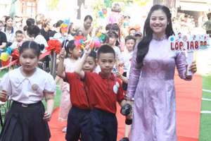 Cô - trò Trường tiểu học Vĩnh Tuy (Vĩnh Hưng, Hà Nội).