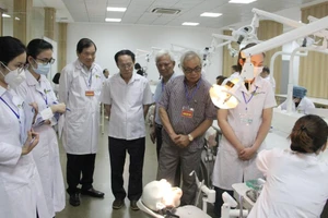 Lãnh đạo Trường Đại học Kinh doanh và Công nghệ Hà Nội thăm và kiểm tra giờ thực hành của sinh viên ngành Răng hàm mặt.