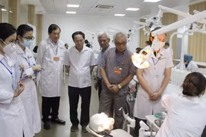 Lãnh đạo Trường Đại học Kinh doanh và Công nghệ Hà Nội thăm và kiểm tra giờ thực hành của sinh viên ngành Răng hàm mặt.