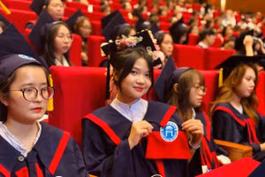 Tân cử nhân Trường ĐH Mở Hà Nội.