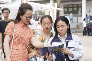 Cán bộ, giảng viên Trường Đại học Công đoàn tư vấn, giới thiệu các ngành nghề đào tạo cho học sinh Trường THPT Khương Đình.