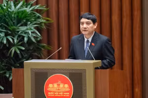 Ông Nguyễn Đắc Vinh - Ủy viên Ủy ban Thường vụ Quốc hội trình bày Báo cáo giải trình, tiếp thu, chỉnh lý dự thảo Luật Nhà giáo.