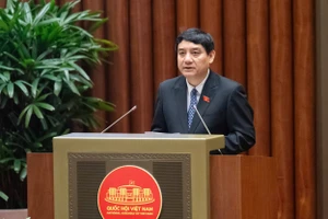 Ông Nguyễn Đắc Vinh - Ủy viên Ủy ban Thường vụ Quốc hội trình bày Báo cáo giải trình, tiếp thu, chỉnh lý dự thảo Luật Nhà giáo.