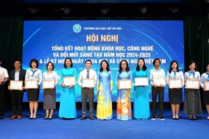 Khen thưởng Cán bộ, Giảng viên tiêu biểu trong nghiên cứu khoa học.