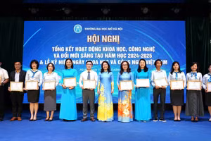 Khen thưởng cán bộ, giảng viên tiêu biểu trong nghiên cứu khoa học.