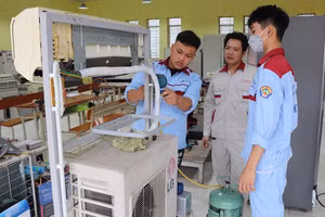 Sinh viên CCT1 học thực hành tại phòng máy của Trường Cao đẳng Cơ điện Hà Nội.