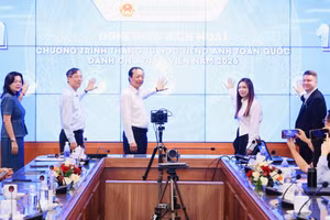 Nghi thức bấm nút khởi động chính thức phát động chương trình Tháng tự học tiếng Anh dành cho giáo viên toàn quốc.