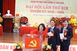 Đoàn chủ tịch Đại hội Đảng bộ Học viện Quản lý giáo dục bỏ phiếu bầu Ban chấp hành nhiệm kỳ 2025 - 2030.